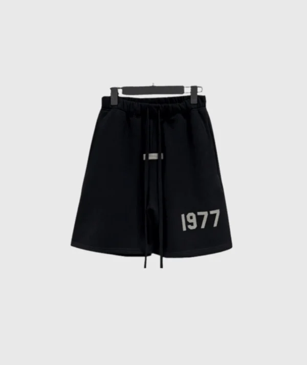 Fear of God Essentials 1977 Logo Shorts Schwarz